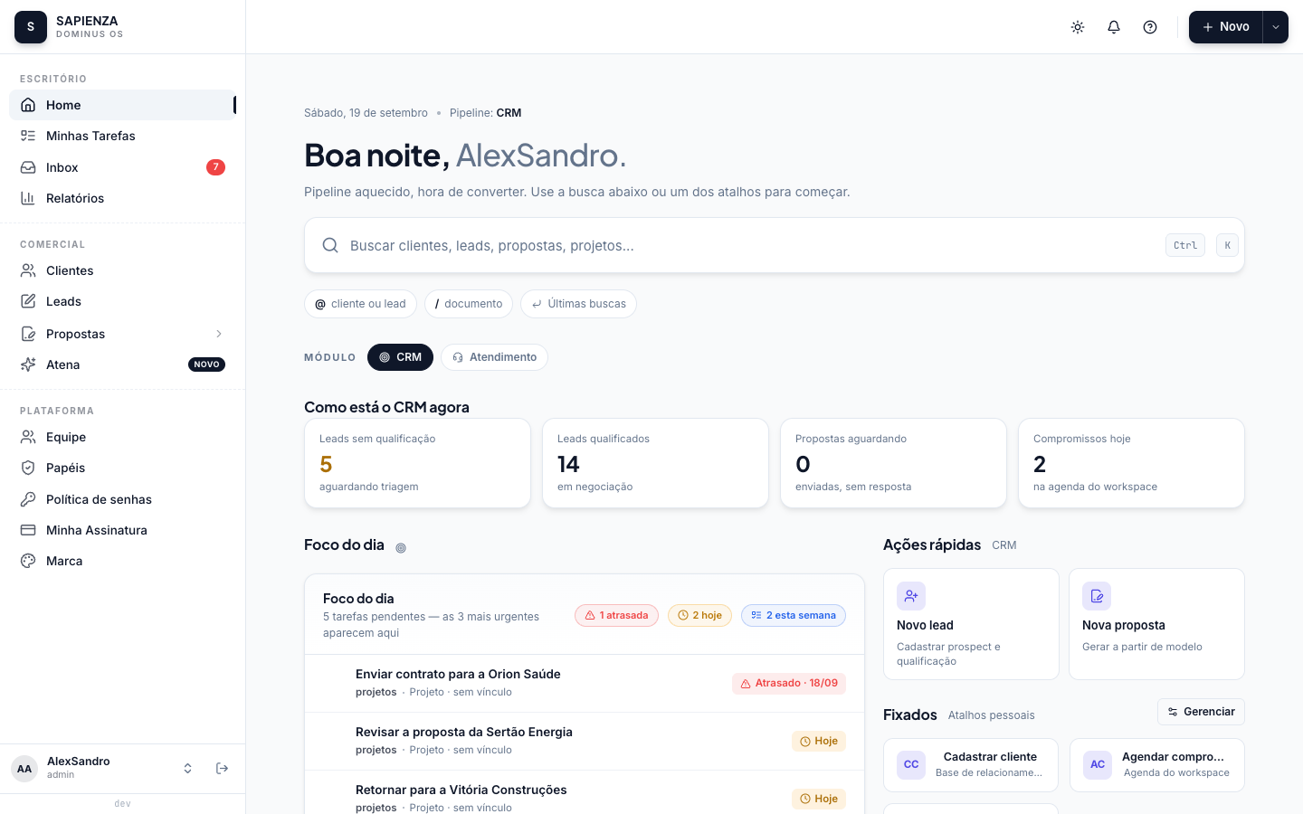 Tela inicial com a saudação, a busca, os indicadores do módulo CRM, o Foco do dia com as tarefas mais urgentes e os atalhos fixados